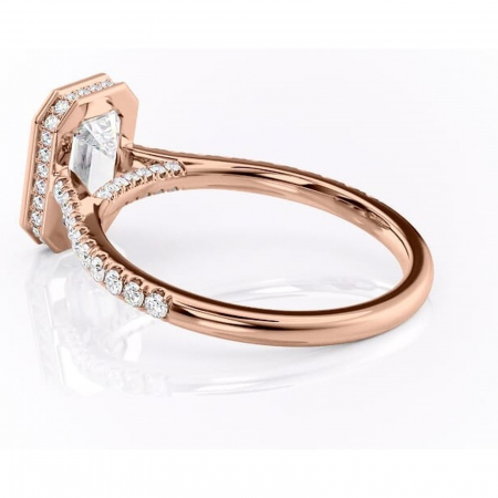 Inel de logodnă Fernelle din aur Rose 14kt cu moissanite tăietură smarald – Montură închisă rafinată pentru profil înalt | Personalizează și configurează gratuit online [4]