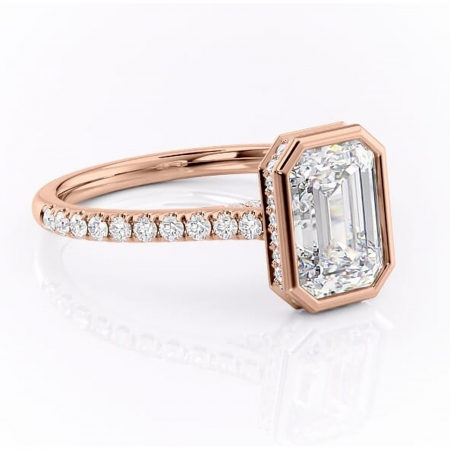 Smarald - Inel de logodnă Fernelle din aur Rose 18kt cu moissanite tăietură smarald – Montură închisă rafinată pentru profil înalt | Personalizează și configurează gratuit online