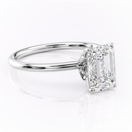 Smarald - Inel de logodnă Garnet din aur Alb 14kt cu moissanite tăietură smarald – Solitar rafinată pentru profil înalt | Personalizează și configurează gratuit online