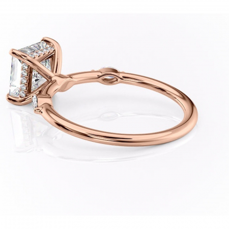 Inel de logodnă Gemina din aur Rose 14kt cu moissanite tăietură princess – Pietre laterale rafinată pentru profil înalt | Personalizează și configurează gratuit online [4]