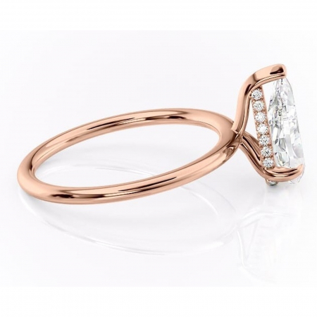 Inel de logodnă Genevieve din aur Rose 18kt cu moissanite tăietură pară – Solitar rafinată pentru profil înalt | Personalizează și configurează gratuit online [1]
