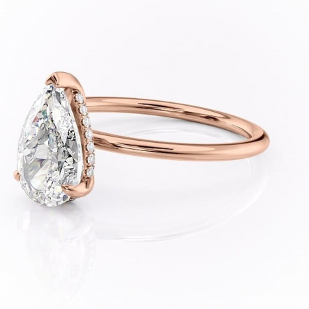 Inel de logodnă Genevieve din aur Rose 18kt cu moissanite tăietură pară – Solitar rafinată pentru profil înalt | Personalizează și configurează gratuit online [6]