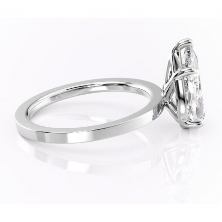 Inel de logodnă Georgiana din aur Alb 14kt cu moissanite tăietură pară – Profil pătrat rafinată pentru profil înalt | Personalizează și configurează gratuit online [1]