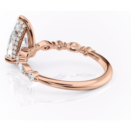 Inel de logodnă Gwendolyn din aur Rose 18kt cu moissanite tăietură pară – Pietre laterale rafinată pentru profil înalt | Personalizează și configurează gratuit online [4]