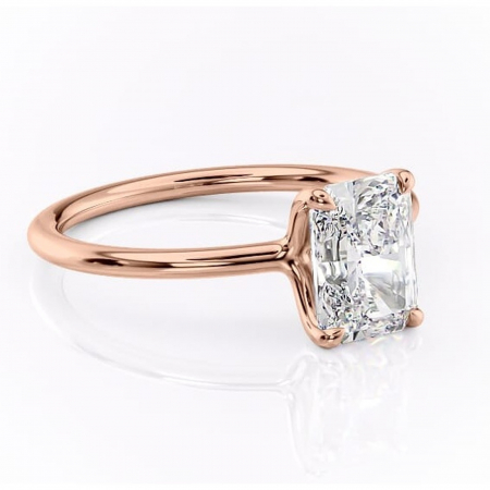Radiantă - Inel de logodnă Helena din aur Rose 18kt cu moissanite tăietură radiantă – Solitar rafinată pentru profil jos | Personalizează și configurează gratuit online