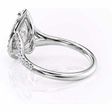 Inel de logodnă Henrietta din aur Alb 18kt cu moissanite tăietură pară – Halo rafinată pentru profil mediu | Personalizează și configurează gratuit online [4]