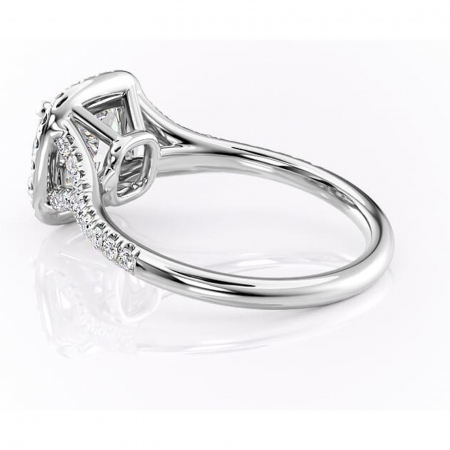 Inel de logodnă Henrietta din aur Alb 14kt cu moissanite tăietură pernă – Halo rafinată pentru profil mediu | Personalizează și configurează gratuit online [4]