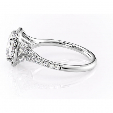 Inel de logodnă Henrietta din aur Alb 14kt cu moissanite tăietură pernă – Halo rafinată pentru profil mediu | Personalizează și configurează gratuit online [5]