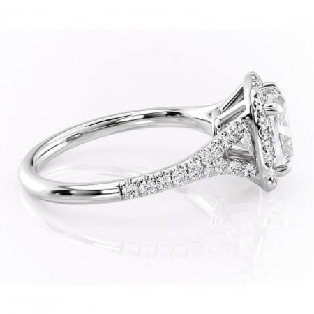 Inel de logodnă Henrietta din aur Alb 14kt cu moissanite tăietură pernă – Halo rafinată pentru profil mediu | Personalizează și configurează gratuit online [1]