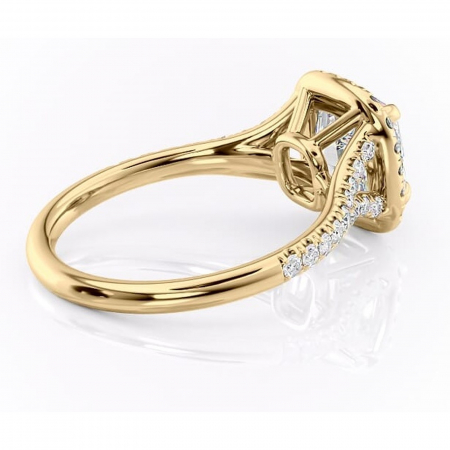 Inel de logodnă Henrietta din aur Galben 14kt cu moissanite tăietură pernă – Halo rafinată pentru profil mediu | Personalizează și configurează gratuit online [2]