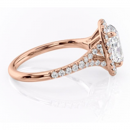 Inel de logodnă Henrietta din aur Rose 18kt cu moissanite tăietură ovală – Halo rafinată pentru profil mediu | Personalizează și configurează gratuit online [1]