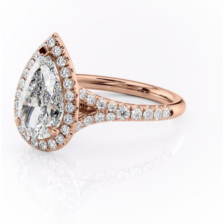 Inel de logodnă Henrietta din aur Rose 18kt cu moissanite tăietură pară – Halo rafinată pentru profil mediu | Personalizează și configurează gratuit online [6]