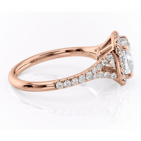 Inel de logodnă Henrietta din aur Rose 14kt cu moissanite tăietură pernă – Halo rafinată pentru profil mediu | Personalizează și configurează gratuit online [1]