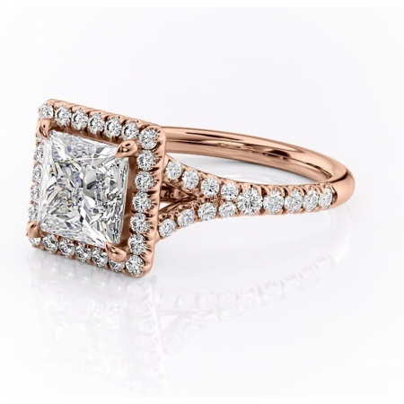 Inel de logodnă Henrietta din aur Rose 14kt cu moissanite tăietură princess – Halo rafinată pentru profil mediu | Personalizează și configurează gratuit online [6]