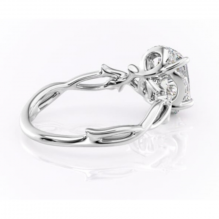 Inel de logodnă Isolde din aur Alb 14kt cu moissanite tăietură pernă – Halo rafinată pentru profil mediu | Personalizează și configurează gratuit online [2]