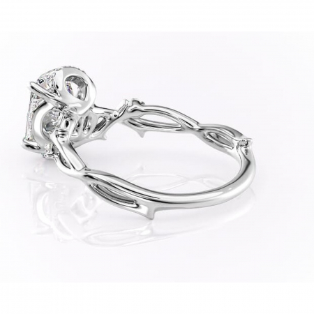 Inel de logodnă Isolde din aur Alb 14kt cu moissanite tăietură pernă – Halo rafinată pentru profil mediu | Personalizează și configurează gratuit online [4]