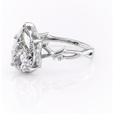 Inel de logodnă Isolde din aur Alb 14kt cu moissanite tăietură pară – Halo rafinată pentru profil mediu | Personalizează și configurează gratuit online [6]