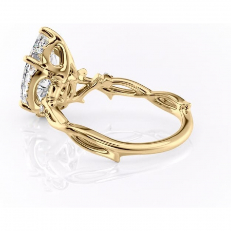 Inel de logodnă Isolde din aur Galben 18kt cu moissanite tăietură pară – Halo rafinată pentru profil mediu | Personalizează și configurează gratuit online [4]