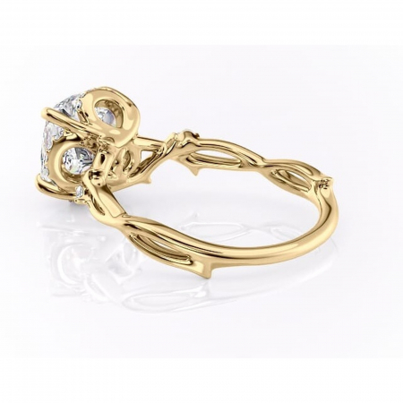 Inel de logodnă Isolde din aur Galben 14kt cu moissanite tăietură pernă – Halo rafinată pentru profil mediu | Personalizează și configurează gratuit online [4]