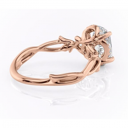 Inel de logodnă Isolde din aur Rose 14kt cu moissanite tăietură pernă – Halo rafinată pentru profil mediu | Personalizează și configurează gratuit online [2]