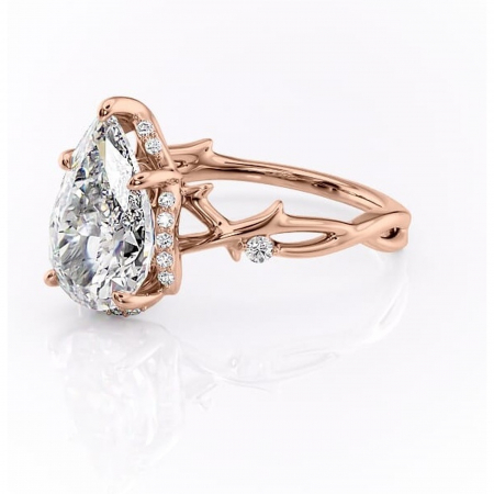 Inel de logodnă Isolde din aur Rose 14kt cu moissanite tăietură pară – Halo rafinată pentru profil mediu | Personalizează și configurează gratuit online [6]