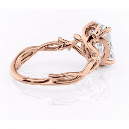 Inel de logodnă Isolde din aur Rose 14kt cu moissanite tăietură smarald – Halo rafinată pentru profil mediu | Personalizează și configurează gratuit online [2]