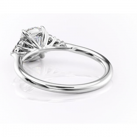 Inel de logodnă Ivylyn din aur Alb 14kt cu moissanite tăietură pernă – Montură cu trei pietre rafinată pentru profil mediu | Personalizează și configurează gratuit online [3]