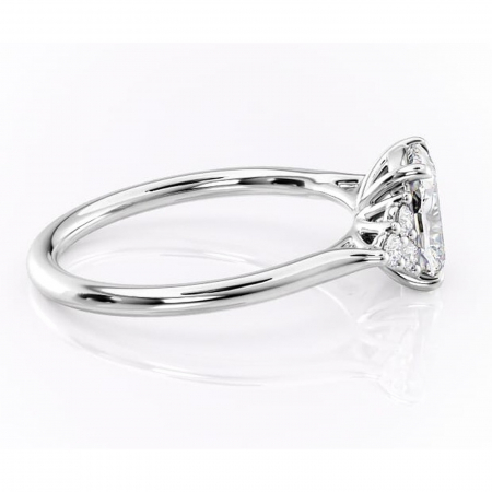 Inel de logodnă Ivylyn din aur Alb 14kt cu moissanite tăietură pernă – Montură cu trei pietre rafinată pentru profil mediu | Personalizează și configurează gratuit online [1]