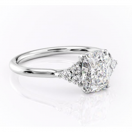 Pernă alungită - Inel de logodnă Ivylyn din aur Alb 14kt cu moissanite tăietură pernă – Montură cu trei pietre rafinată pentru profil mediu | Personalizează și configurează gratuit online