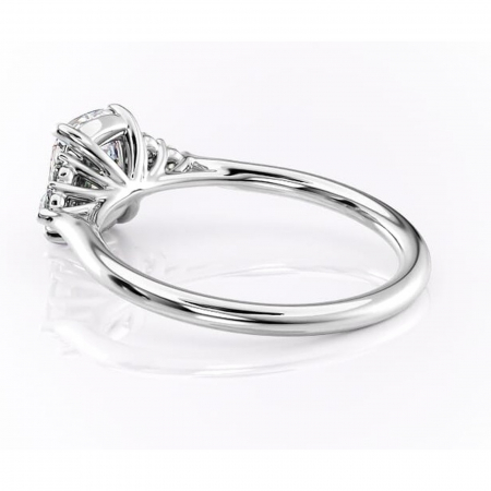 Inel de logodnă Ivylyn din aur Alb 14kt cu moissanite tăietură pernă – Montură cu trei pietre rafinată pentru profil mediu | Personalizează și configurează gratuit online [4]