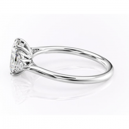 Inel de logodnă Ivylyn din aur Alb 14kt cu moissanite tăietură pernă – Montură cu trei pietre rafinată pentru profil mediu | Personalizează și configurează gratuit online [5]