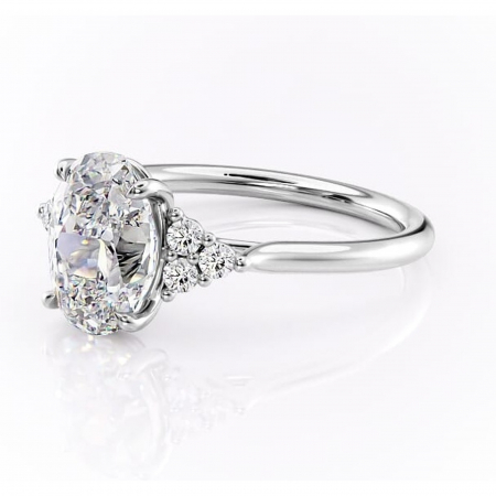 Inel de logodnă Ivylyn din aur Alb 14kt cu moissanite tăietură ovală – Montură cu trei pietre rafinată pentru profil mediu | Personalizează și configurează gratuit online [6]