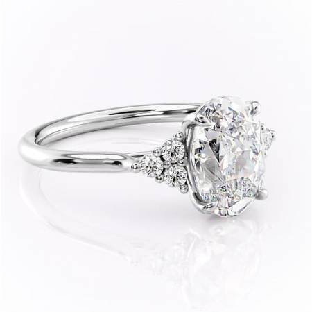 Ovală - Inel de logodnă Ivylyn din aur Alb 14kt cu moissanite tăietură ovală – Montură cu trei pietre rafinată pentru profil mediu | Personalizează și configurează gratuit online