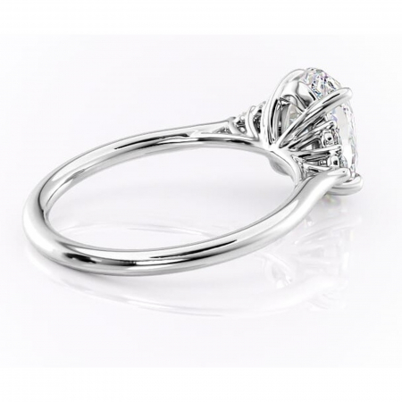 Inel de logodnă Ivylyn din aur Alb 14kt cu moissanite tăietură ovală – Montură cu trei pietre rafinată pentru profil mediu | Personalizează și configurează gratuit online [2]