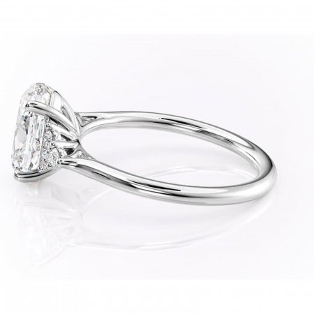 Inel de logodnă Ivylyn din aur Alb 14kt cu moissanite tăietură ovală – Montură cu trei pietre rafinată pentru profil mediu | Personalizează și configurează gratuit online [5]