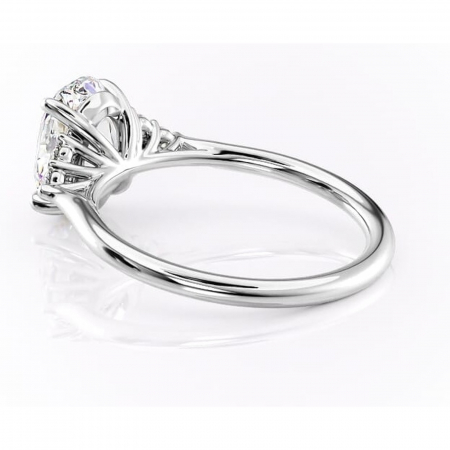 Inel de logodnă Ivylyn din aur Alb 14kt cu moissanite tăietură ovală – Montură cu trei pietre rafinată pentru profil mediu | Personalizează și configurează gratuit online [4]