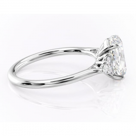 Inel de logodnă Ivylyn din aur Alb 14kt cu moissanite tăietură ovală – Montură cu trei pietre rafinată pentru profil mediu | Personalizează și configurează gratuit online [1]