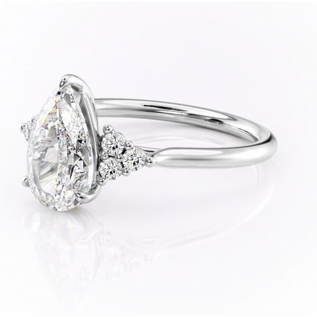 Inel de logodnă Ivylyn din aur Alb 14kt cu moissanite tăietură pară – Montură cu trei pietre rafinată pentru profil mediu | Personalizează și configurează gratuit online [6]