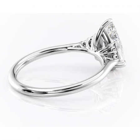 Inel de logodnă Ivylyn din aur Alb 14kt cu moissanite tăietură pară – Montură cu trei pietre rafinată pentru profil mediu | Personalizează și configurează gratuit online [2]