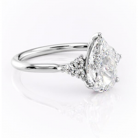 Pară - Inel de logodnă Ivylyn din aur Alb 14kt cu moissanite tăietură pară – Montură cu trei pietre rafinată pentru profil mediu | Personalizează și configurează gratuit online