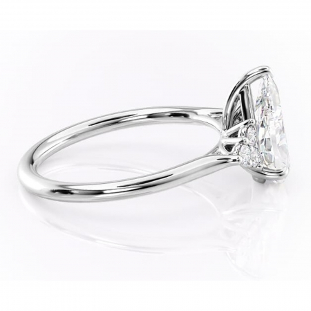 Inel de logodnă Ivylyn din aur Alb 14kt cu moissanite tăietură pară – Montură cu trei pietre rafinată pentru profil mediu | Personalizează și configurează gratuit online [1]