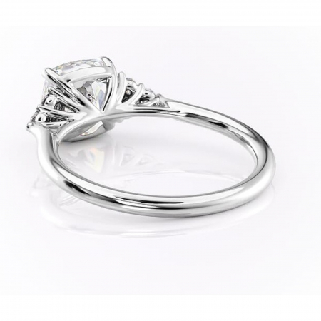 Inel de logodnă Ivylyn din aur Alb 14kt cu moissanite tăietură pernă – Montură cu trei pietre rafinată pentru profil mediu | Personalizează și configurează gratuit online [3]