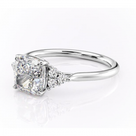 Inel de logodnă Ivylyn din aur Alb 14kt cu moissanite tăietură pernă – Montură cu trei pietre rafinată pentru profil mediu | Personalizează și configurează gratuit online [6]