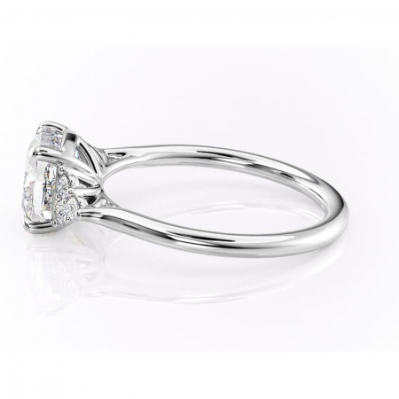 Inel de logodnă Ivylyn din aur Alb 14kt cu moissanite tăietură pernă – Montură cu trei pietre rafinată pentru profil mediu | Personalizează și configurează gratuit online [5]