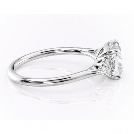 Inel de logodnă Ivylyn din aur Alb 14kt cu moissanite tăietură pernă – Montură cu trei pietre rafinată pentru profil mediu | Personalizează și configurează gratuit online [1]