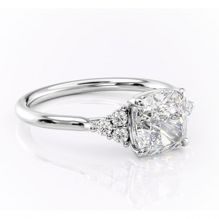 Pernă - Inel de logodnă Ivylyn din aur Alb 14kt cu moissanite tăietură pernă – Montură cu trei pietre rafinată pentru profil mediu | Personalizează și configurează gratuit online