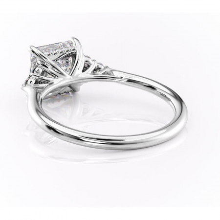 Inel de logodnă Ivylyn din aur Alb 14kt cu moissanite tăietură princess – Montură cu trei pietre rafinată pentru profil mediu | Personalizează și configurează gratuit online [3]