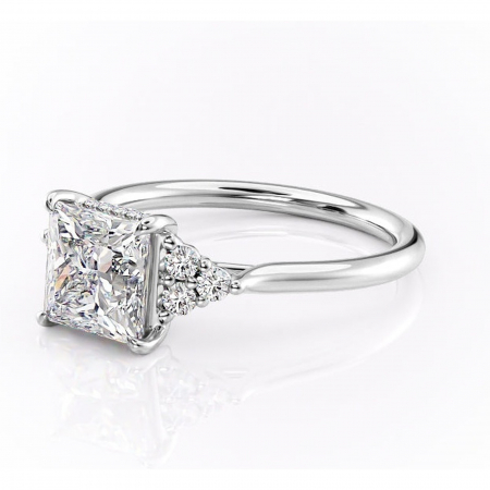 Inel de logodnă Ivylyn din aur Alb 14kt cu moissanite tăietură princess – Montură cu trei pietre rafinată pentru profil mediu | Personalizează și configurează gratuit online [6]