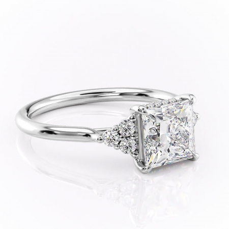 Alege forma Moissanit - Inel de logodnă Ivylyn din aur Alb 14kt cu moissanite tăietură princess – Montură cu trei pietre rafinată pentru profil mediu | Personalizează și configurează gratuit online