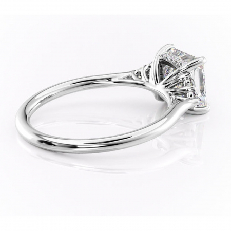 Inel de logodnă Ivylyn din aur Alb 14kt cu moissanite tăietură princess – Montură cu trei pietre rafinată pentru profil mediu | Personalizează și configurează gratuit online [2]